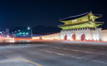 한국 경복궁 입구 및 야경