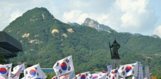 태극기와 인왕산 풍경