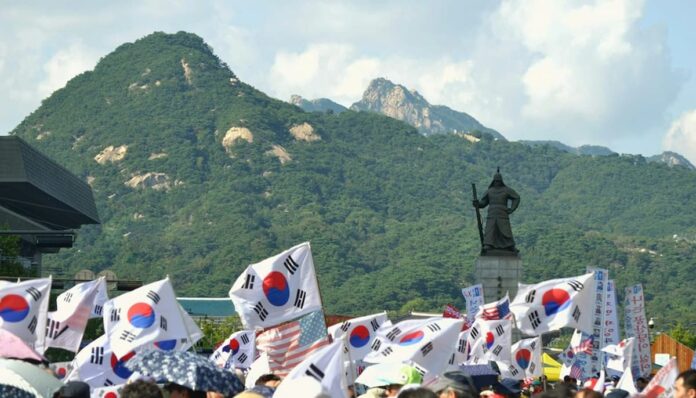 태극기와 인왕산 풍경