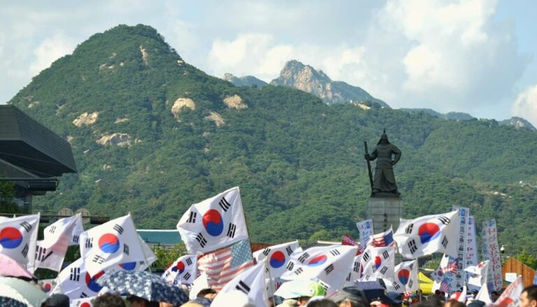 태극기와 인왕산 풍경