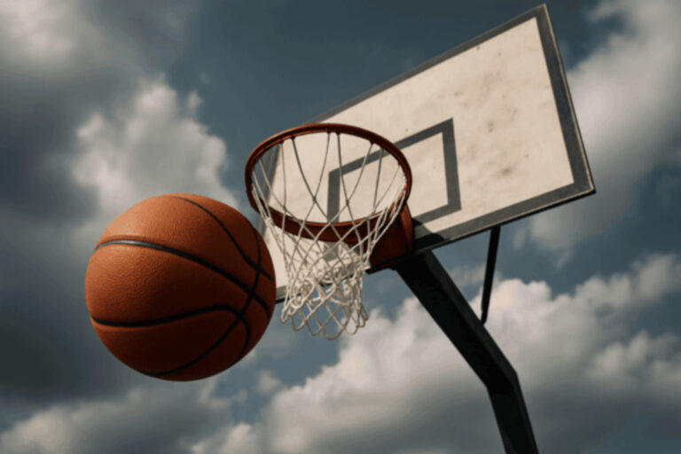 Basketbal die door professionele Britse basketballers richting een hoop wordt gegooid.