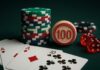 Pokerfiches, kaarten en dobbelstenen