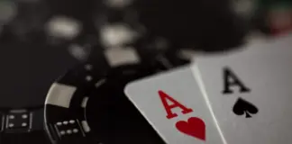 Två ess och spelmarker på ett bord