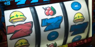 En spelautomat med symboler som klockor, körsbär och siffror snurrar på hjulen.