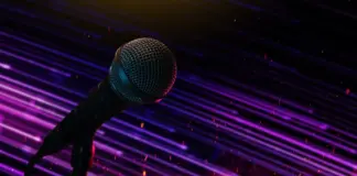 Mikrofon i fokus framför färgstarka ljuslinjer som symbol för Eurovision Song Contest