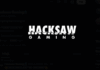Logotyp för Hacksaw Gaming i vitt på svart bakgrund.