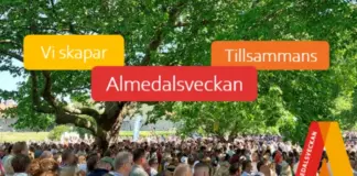 Stor folkmassa under träd på Almedalsveckan, med färgglada skyltar: "Vi skapar", "Tillsammans", "Almedalsveckan".