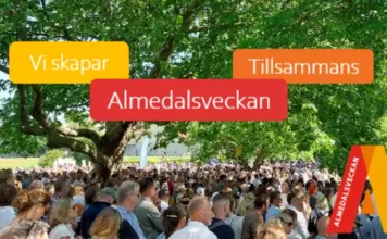 Stor folkmassa under träd på Almedalsveckan, med färgglada skyltar: "Vi skapar", "Tillsammans", "Almedalsveckan".