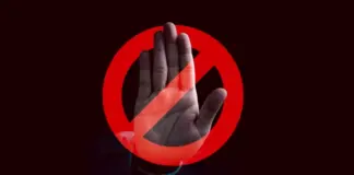 En uppsträckt hand bakom en röd stoppsymbol signalerar avvisande