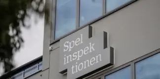 Skylt med texten "Spelinspektionen" på en byggnad.