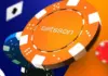 Färgglada spelmarker med texten "betsson" på en orange marker.