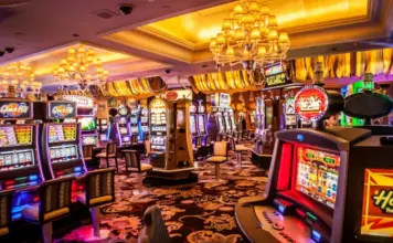Färgglada spelautomater och blinkande lampor i ett casino med lyxiga mattor och taklampor.