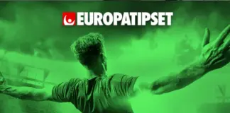 En fotbollsspelare firar på en arena med texten "Europatipset" ovanför i grönt ljus.