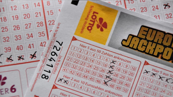 Lottokuponger för Eurojackpot och Lotto med ifyllda nummer och markerade rutor.