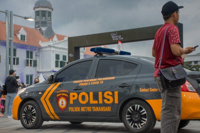 Malaysian Police Arrest 124 in Raid on Illegal Cockfighting, Gambling Ring